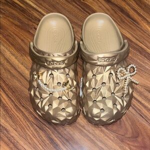 Woman’s Crocs Size 8. Brand New. Tags On Them. Comes With Charms.